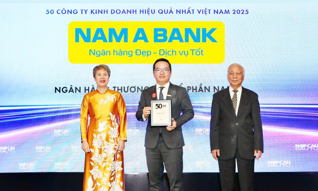 Đại diện Nam A Bank, ông Võ Hoàng Hải - Phó tổng giám đốc nhận danh hiệu Top 50 Công ty hoạt động hiệu quả nhất Việt Nam năm 2025.