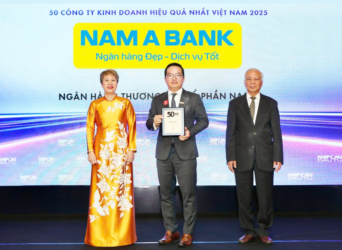 Đại diện Nam A Bank, ông Võ Hoàng Hải - Phó tổng giám đốc nhận danh hiệu Top 50 Công ty hoạt động hiệu quả nhất Việt Nam năm 2025.