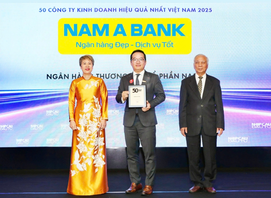 Đại diện Nam A Bank, ông Võ Hoàng Hải - Phó tổng giám đốc nhận danh hiệu Top 50 Công ty hoạt động hiệu quả nhất Việt Nam năm 2025.