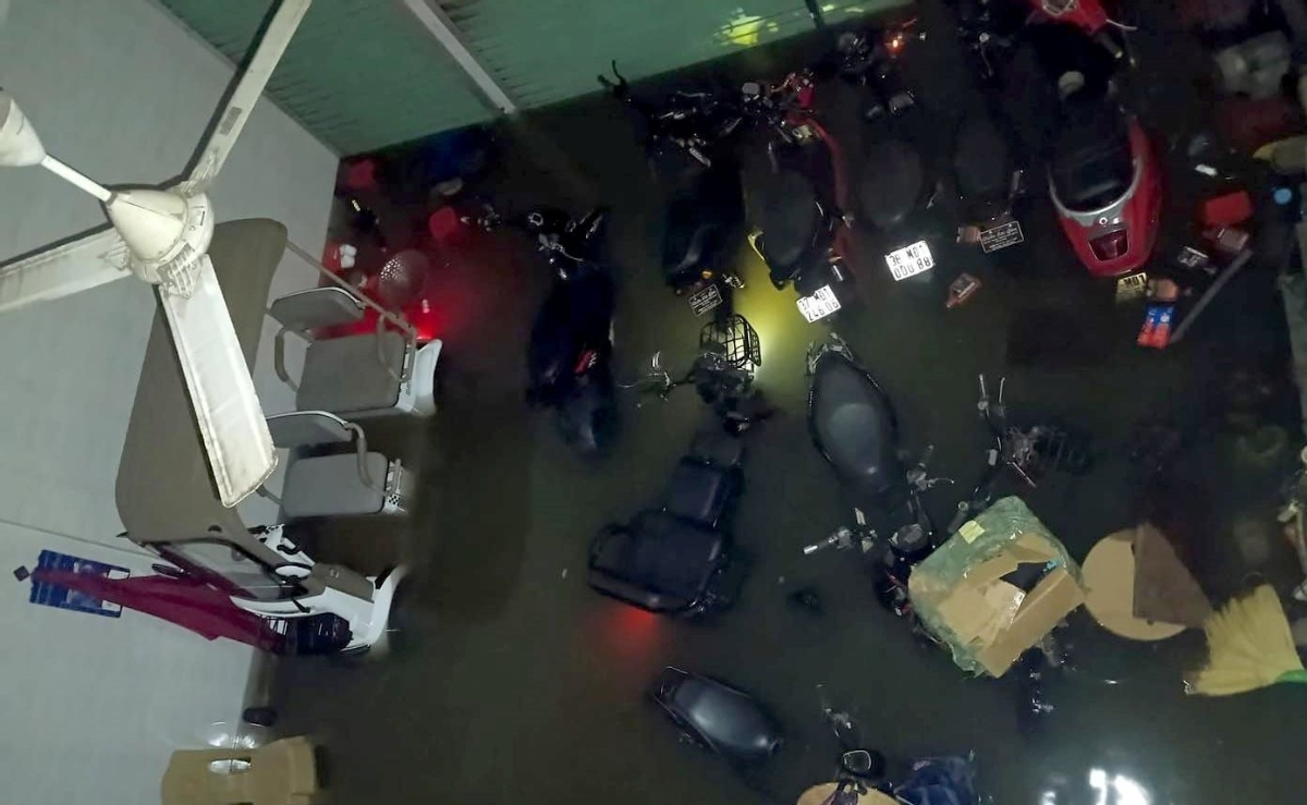 Một khu trọ sinh viên trên địa bàn phường Trường Vinh, Nghệ An bị ngập, nhiều phương tiện ngâm trong nước.