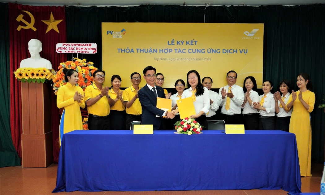 Ông Đặng Văn Thượng – Giám đốc PVcomBank Long An và bà Ôn Thị Kim Hồng – Giám đốc VNPost Tây Ninh thực hiện nghi thức ký kết hợp đồng hợp tác.