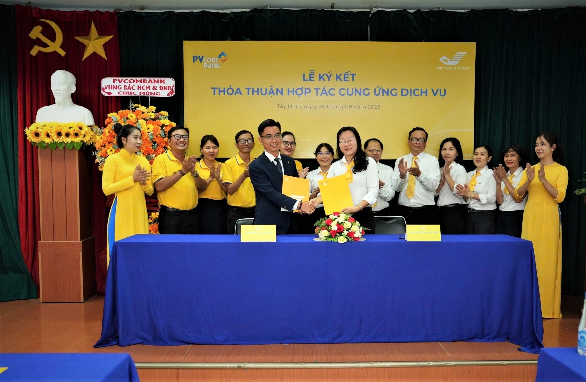 Ông Đặng Văn Thượng – Giám đốc PVcomBank Long An và bà Ôn Thị Kim Hồng – Giám đốc VNPost Tây Ninh thực hiện nghi thức ký kết hợp đồng hợp tác.