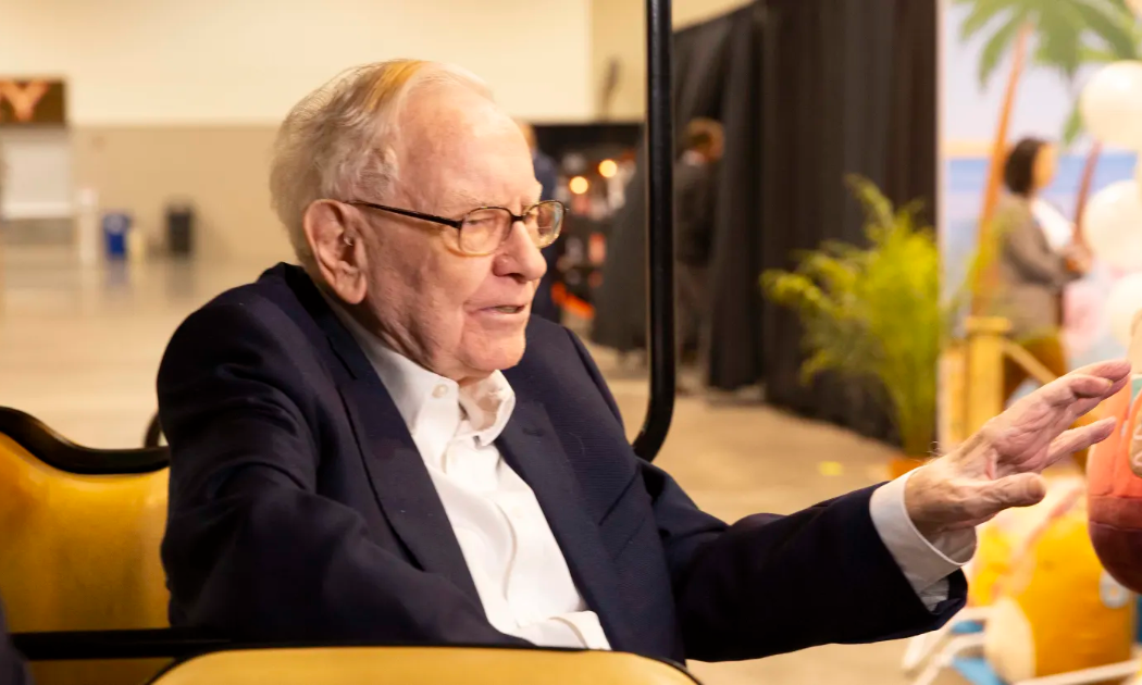 Tỷ phú Warren Buffett phát biểu bên lề đại hội cổ đông thường niên của Berkshire Hathaway năm 2024 - Ảnh: Getty Images