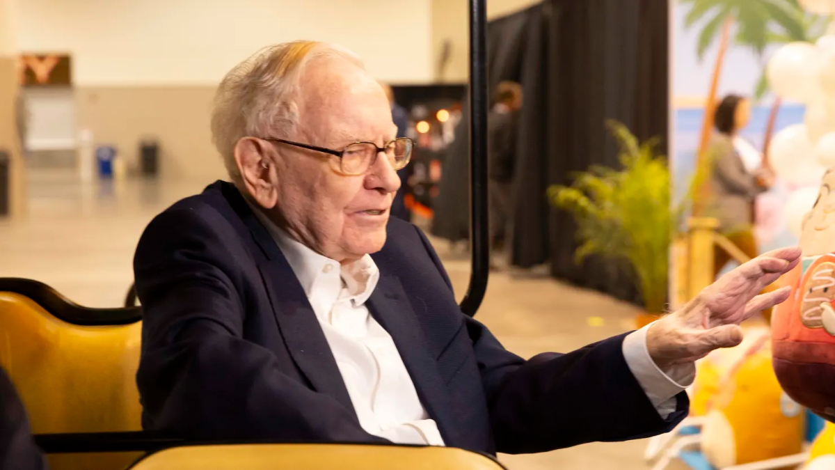 Tỷ phú Warren Buffett phát biểu bên lề đại hội cổ đông thường niên của Berkshire Hathaway năm 2024 - Ảnh: Getty Images