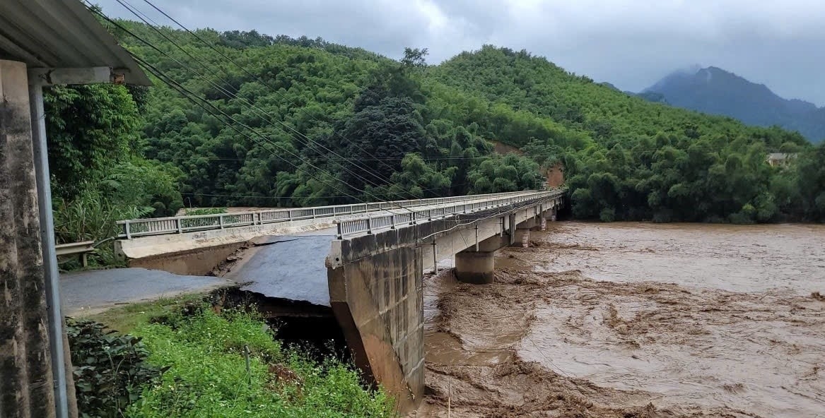 Theo Ủy ban nhân dân xã Sơn Thủy, phần chân mố cầu bị hư hỏng nặng, mặt đường nhựa dẫn lên đầu cầu sụt hoàn toàn. Chính quyền đã lập 2 chốt chặn ở hai đầu cầu, ngăn không cho người dân và phương tiện qua lại để đảm bảo an toàn.