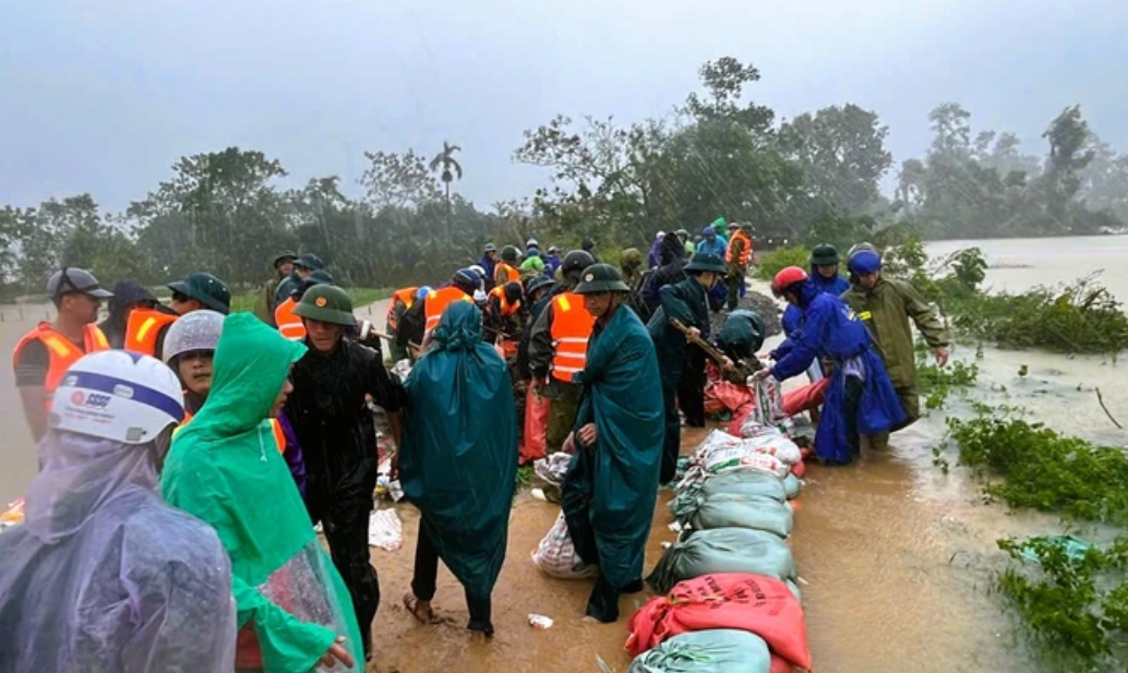 Do thủy triều lên cao, cộng với xã lũ hồ Yên Mỹ khiến khoảng 500 m đê nước tràn qua