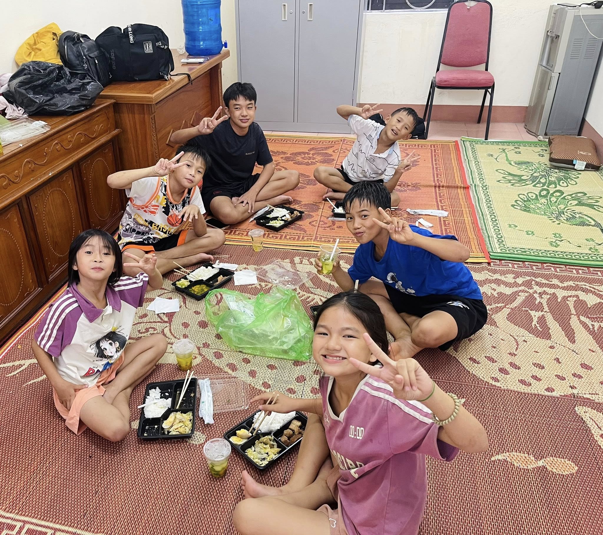 Trẻ em được nghỉ học, tới nơi tránh trú bão
