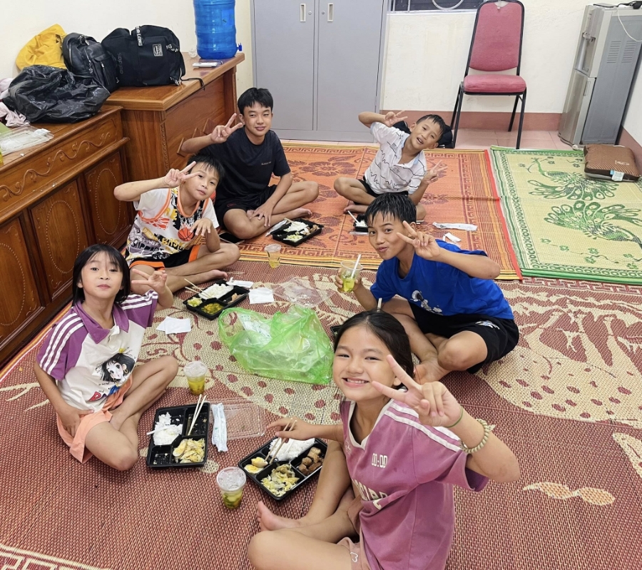 Trẻ em được nghỉ học, tới nơi tránh trú bão 