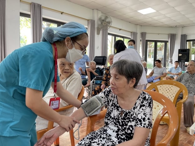 Chăm sóc người cao tuổi tại trung tâm dưỡng lão tư nhân