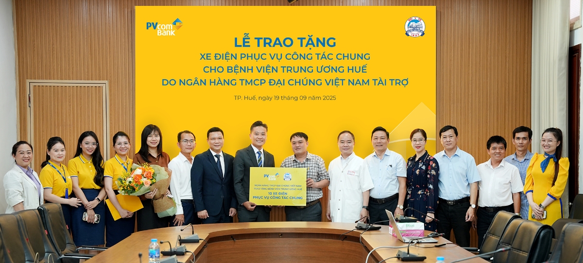Đại diện hai đơn vị tại lễ tài trợ.