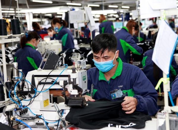 Việc điều chỉnh địa bàn áp dụng lương tối thiểu giúp người lao động được hưởng lợi. Ảnh: Mạnh Dũng.