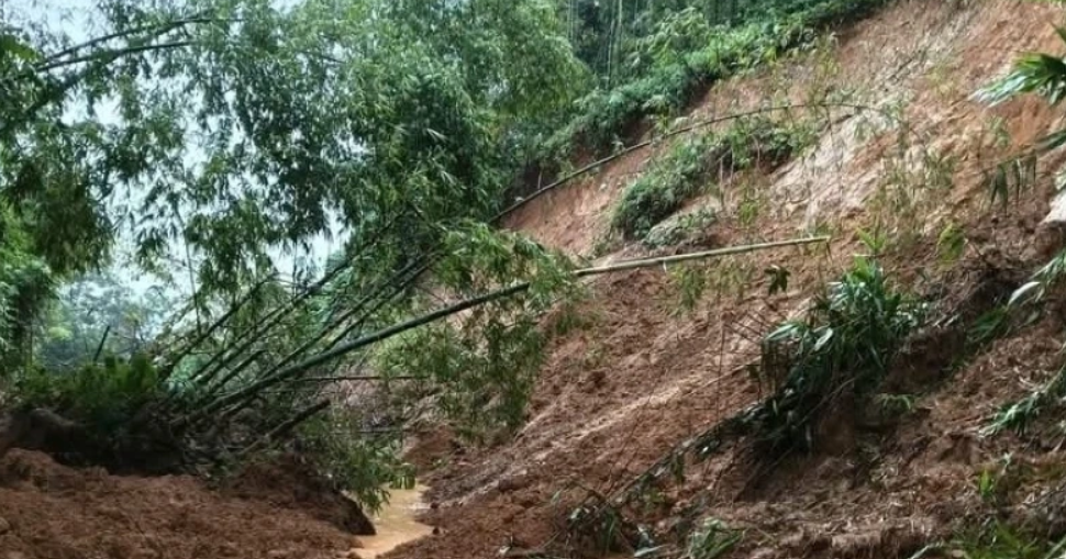 Quốc lộ 217 đoạn qua xã Na Mèo bị sạt lở taluy dương.