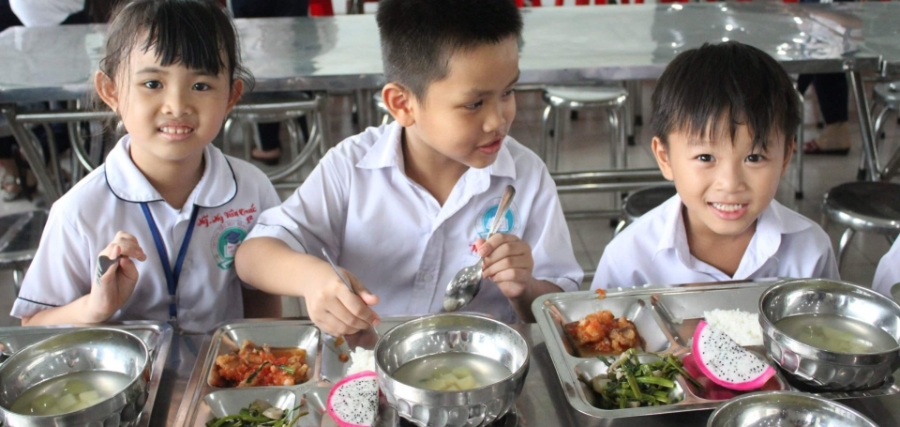 Cần phát triển y tế học đường để theo dõi, điều chỉnh chế độ ăn uống cho học sinh.