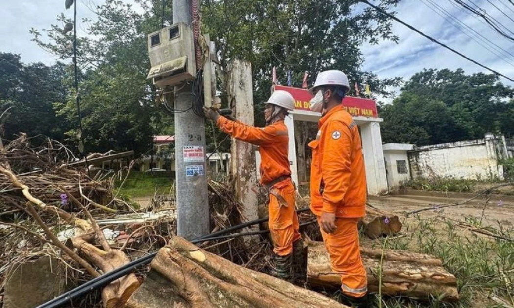 Các đơn vị điện lực đang khẩn trương khôi phục sự cố lưới điện do ảnh hưởng bão số 10.