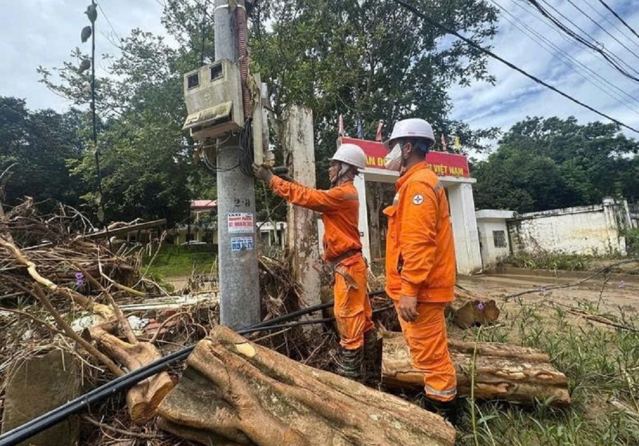 Các đơn vị điện lực đang khẩn trương khôi phục sự cố lưới điện do ảnh hưởng bão số 10.