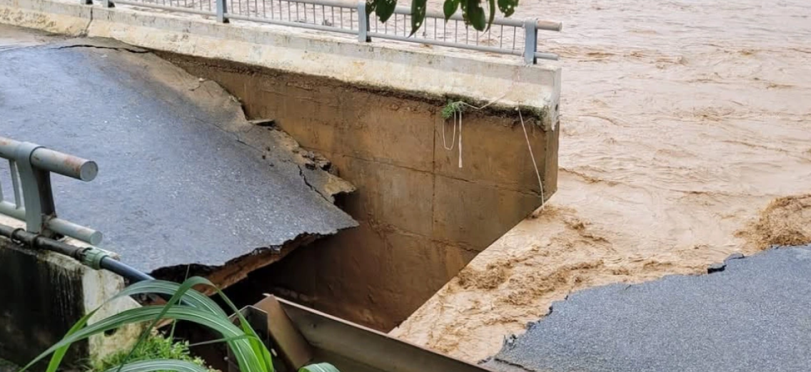 Cầu hư hỏng khiến việc đi lại của các hộ dân tại các bản Trung Sơn, bản Hiết, bản Chanh… bị chia cắt tạm thời