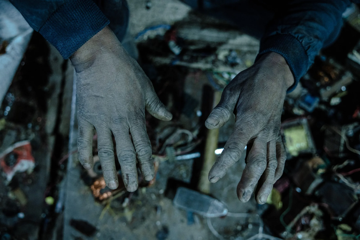 Bàn tay một công nhân làm nghề - Ảnh: Rest of world.&nbsp;