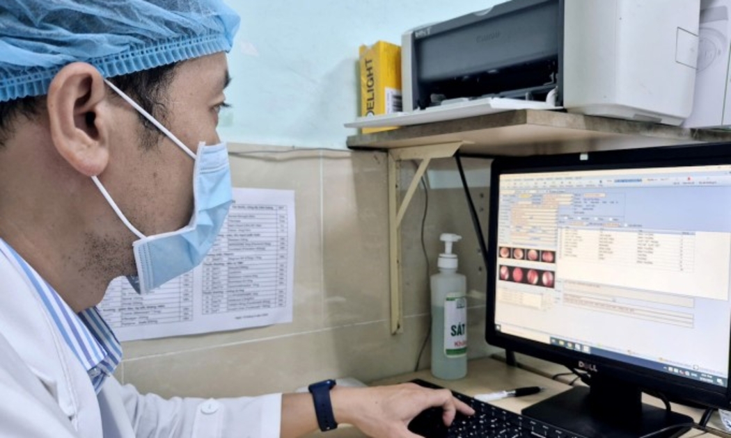 Bác sĩ khám và truy cập hồ sơ bệnh án điện tử tại bệnh viện Tai Mũi Họng - Ảnh: Cổng thông tin điện tử TP.HCM