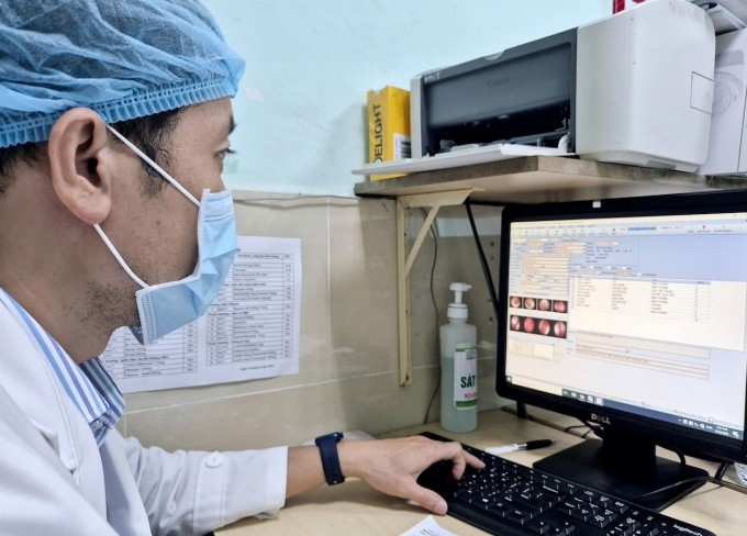 Bác sĩ khám và truy cập hồ sơ bệnh án điện tử tại bệnh viện Tai Mũi Họng - Ảnh: Cổng thông tin điện tử TP.HCM