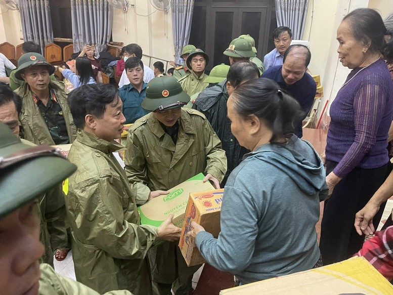 Phó Thủ tướng Chính phủ khẳng định, cấp ủy, chính quyền và lực lượng chức năng sẽ chăm lo chu đáo các điều kiện sinh hoạt tại nơi tránh trú. Vì vậy, mong bà con hết sức yên tâm ở lại trong thời điểm bão đổ bộ.