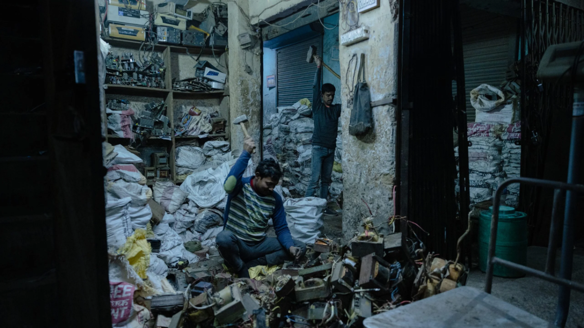 Bên trong một khu xử lý rác thải điện tử - Ảnh: Rest of World. 