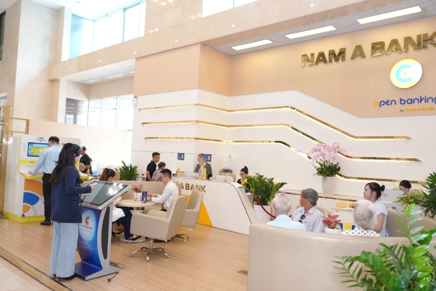 Khách hàng trải nghiệm không gian giao dịch hiện đại tại Nam A Bank.