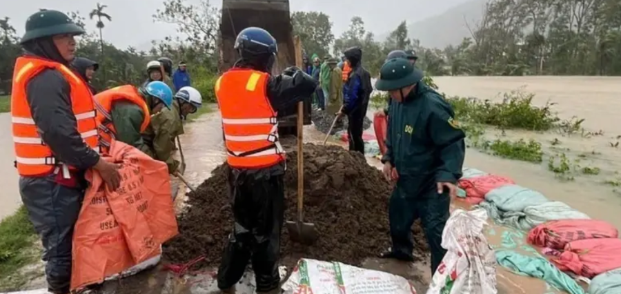 Thượng tá Nguyễn Văn Tuấn, Chỉ huy trưởng Ban Chỉ huy Phòng thủ Khu vực 5 - Tĩnh Gia, cho hay đơn vị đã huy động gần 100 cán bộ, chiến sĩ phối hợp cùng địa phương triển khai phương án hộ đê. 