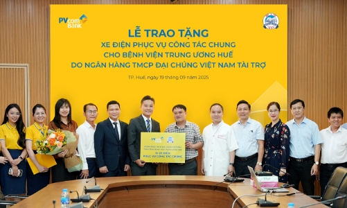 PVcomBank trao tặng 10 chiếc xe điện phục vụ công tác chung cho Bệnh viện Trung ương Huế