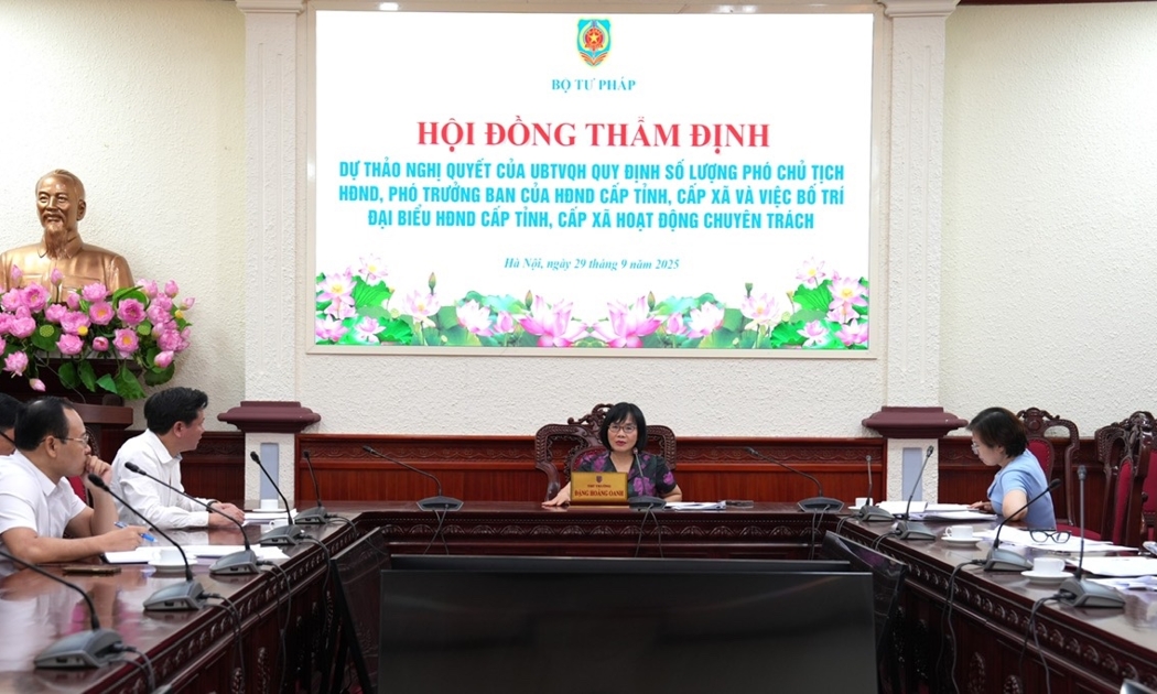 Thứ trưởng Bộ Tư pháp Đặng Hoàng Oanh chủ trì cuộc họp. Ảnh: TTXVN.
