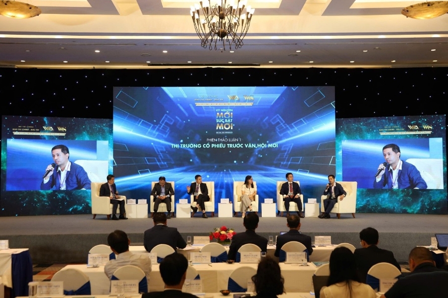 Các diễn giả trao đổi tại diễn đàn Cố Vấn Tài Chính 2025, đặt niềm tin vào sức bật của thị trường.