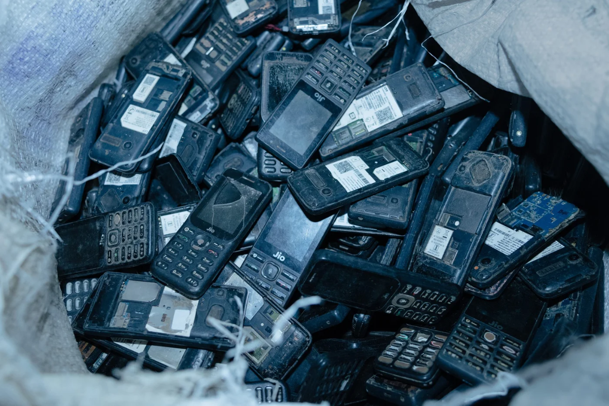 Đống điện thoại di động tại chợ rác thải điện tử không chính thức ở phía đông bắc Delhi - Ảnh:&nbsp;Rest of World.&nbsp;