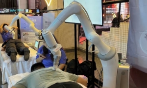 NetEase, một công ty trò chơi, đã ươm mầm một công ty khởi nghiệp phát triển robot có thể thực hiện massage -- một ví dụ về một dự án phần cứng mới của Trung Quốc.