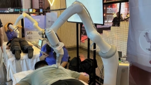NetEase, một công ty trò chơi, đã ươm mầm một công ty khởi nghiệp phát triển robot có thể thực hiện massage -- một ví dụ về một dự án phần cứng mới của Trung Quốc.