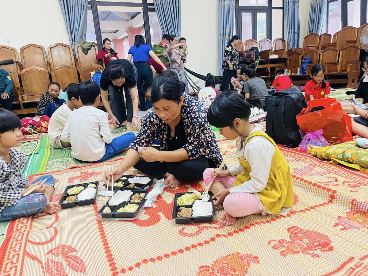 Những suất ăn nóng hổi được trao tận tay người dân ở nơi tránh trú bão số 10.