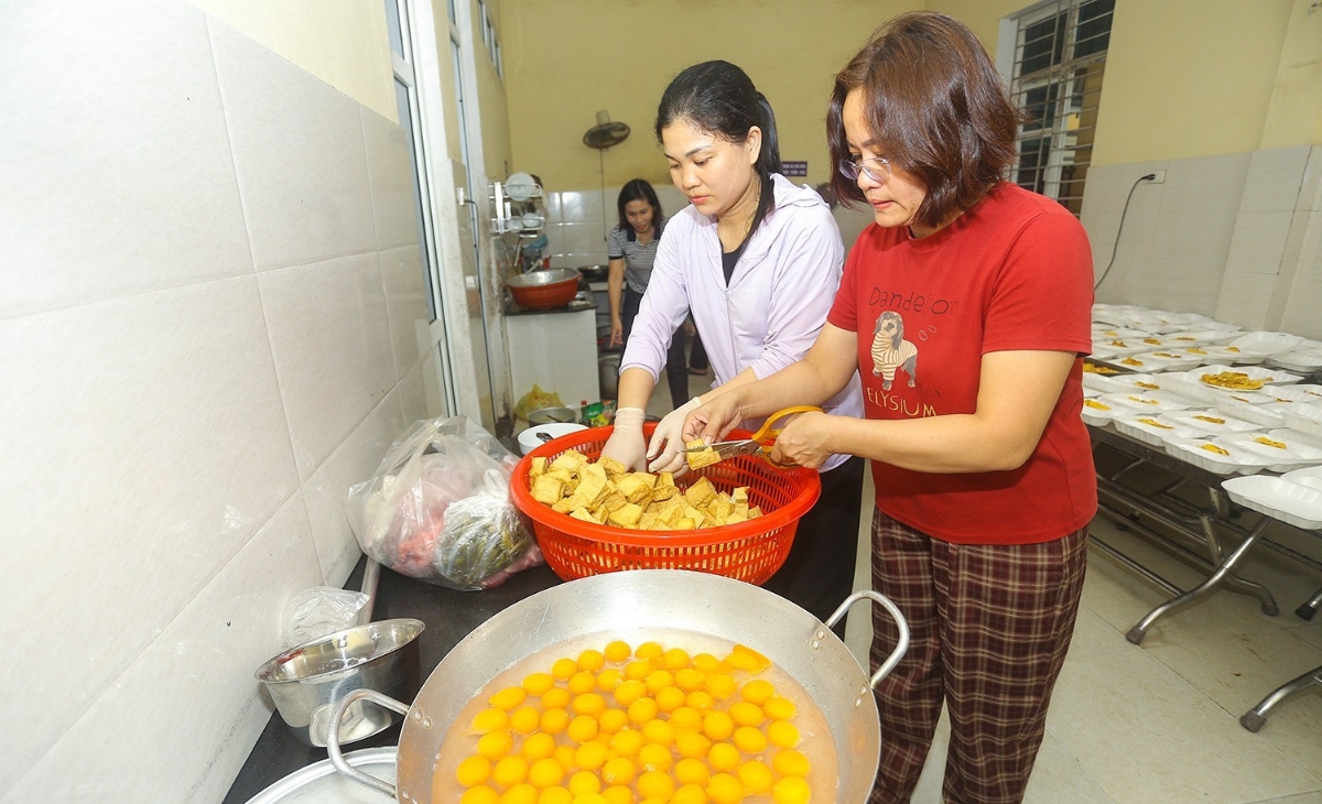 Các suất ăn được nấu tại chỗ, đảm bảo vệ sinh và dinh dưỡng