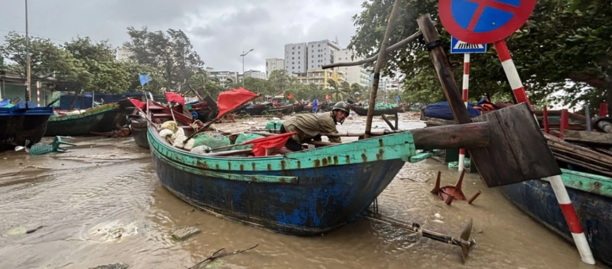 Do ảnh hưởng của cơn bão số 10, sáng 29/9, biển Sầm Sơn, phường Sầm Sơn gió giật mạnh, kèm theo mưa lớn kéo dài khoảng 3 giờ, khiến các con thuyền của ngư dân bị xô đẩy, mất an toàn.&nbsp;Sau khi gió giảm, ngư dân hối hả gia cố chắc chắn tài sản của mình.