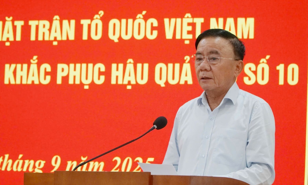 Thay mặt lãnh đạo Đảng, Nhà nước, đồng chí Trần Cẩm Tú gửi lời thăm hỏi ân cần tới bà con trên địa bàn tỉnh Thanh Hoá bị thiệt hại do bão số 10 gây ra.