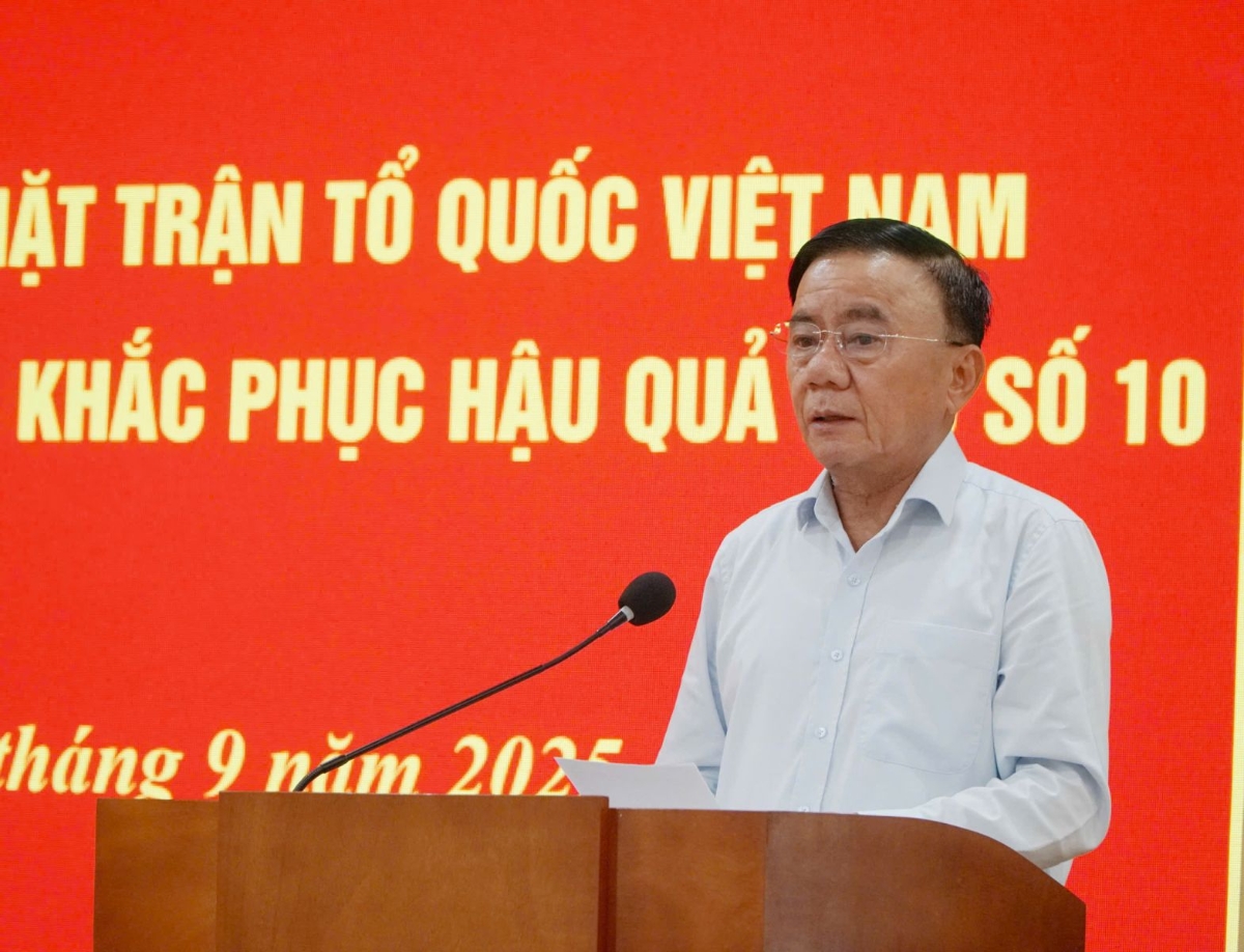 Thay mặt lãnh đạo Đảng, Nhà nước, đồng chí Trần Cẩm Tú gửi lời thăm hỏi ân cần tới bà con trên địa bàn tỉnh Thanh Hoá bị thiệt hại do bão số 10 gây ra.