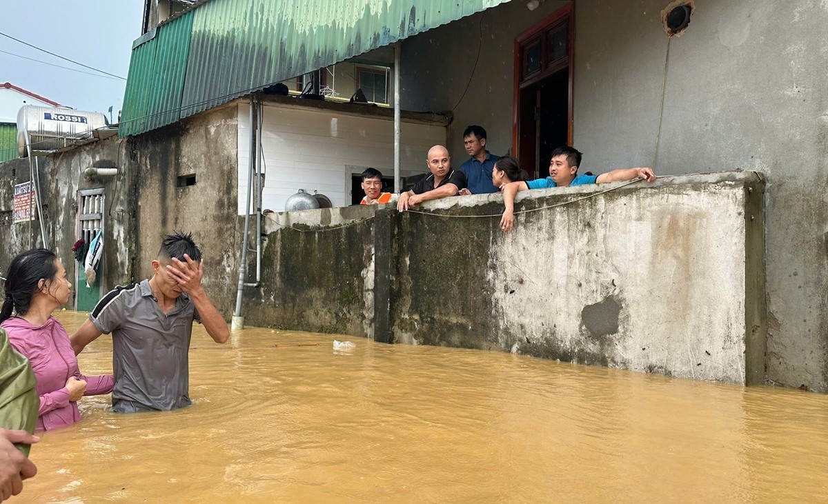 Người dân xã Sơn Giang trong mưa lũ