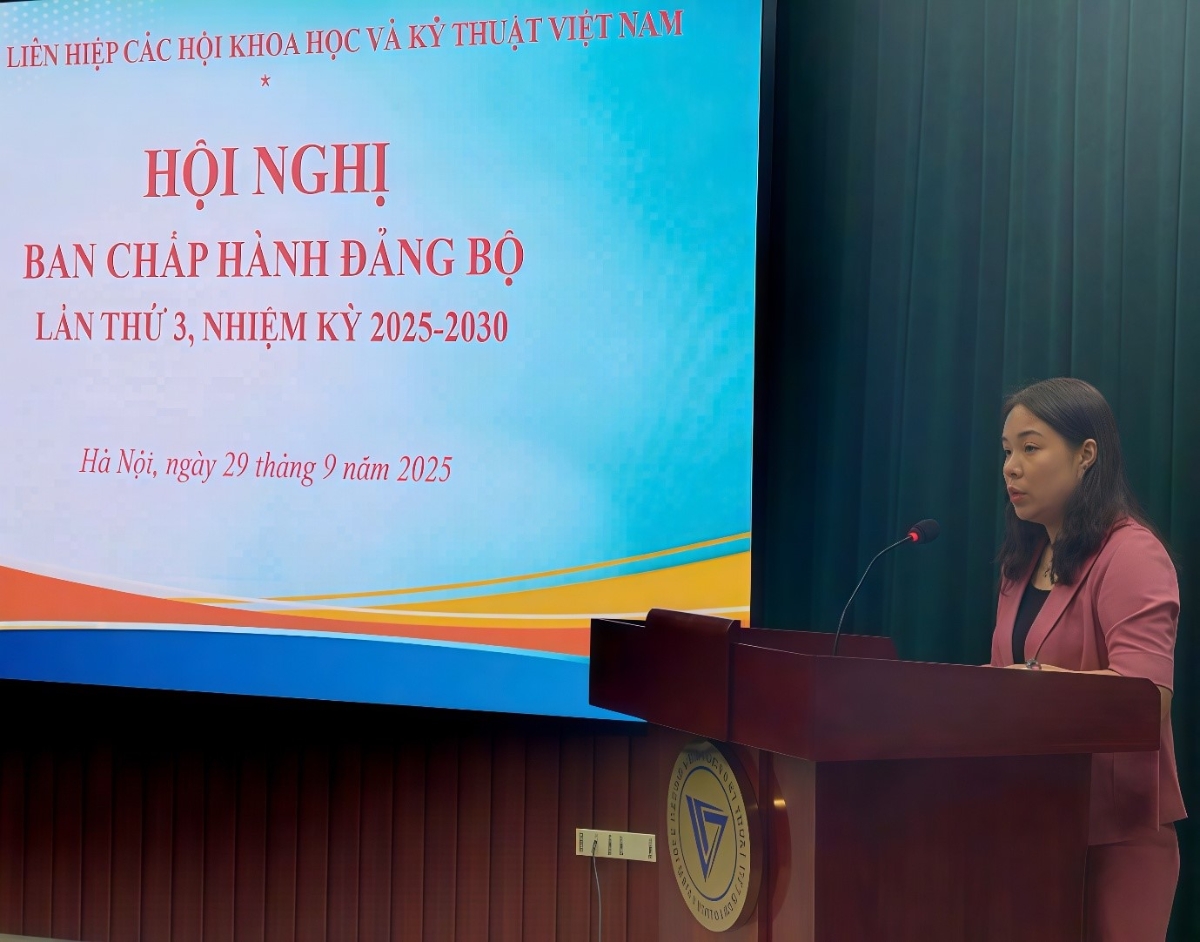 Chánh Văn phòng Đảng ủy Trần Thị Hồng Ánh báo cáo kết quả thực hiện Kết luận của kỳ họp tháng 8/2025 và Dự thảo Báo cáo kết quả công tác 9 tháng đầu năm, phương hướng, nhiệm vụ 3 tháng cuối năm 2025 của Đảng ủy.