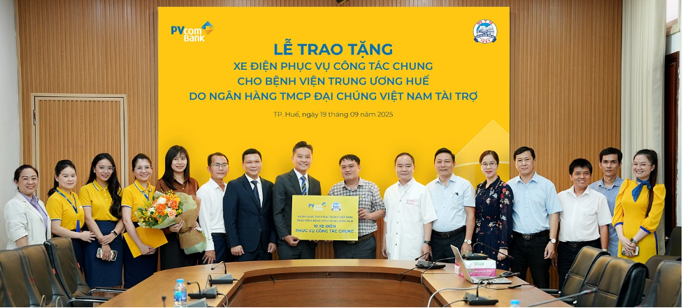 Representatives from PVcomBank and Hue Central Hospital at the donation ceremony