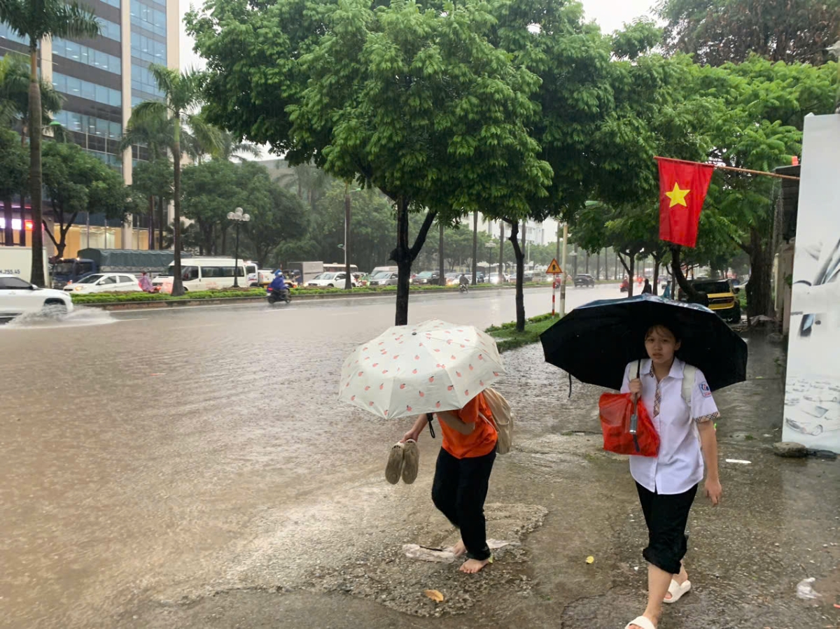 Khu vực này có nhiều trường học đã phải thông báo cho học sinh lưu trú lại qua đêm để đảm bảo an toàn cho các em. Bên cạnh đó là do nhiều gia đình không thể về được để đón con, vì giao thông ùn tắc khắp nơi.