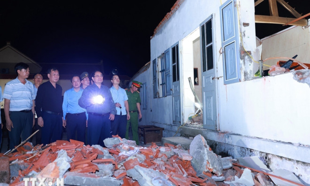 Thủ tướng Phạm Minh Chính thăm, chỉ đạo công tác khắc phục hậu quả của bão số 10 tại xã Quỹ Nhất. Ảnh: TTXVN