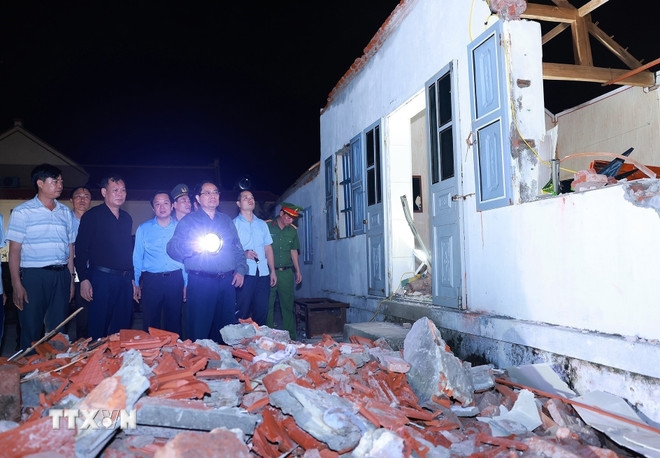 Thủ tướng Phạm Minh Chính thăm, chỉ đạo công tác khắc phục hậu quả của bão số 10 tại xã Quỹ Nhất. Ảnh: TTXVN