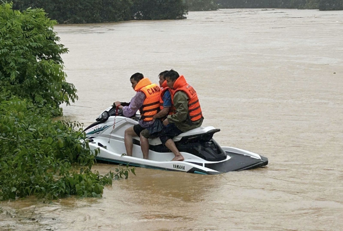 Lực lượng Cảnh sát PCCC và CNCH đưa 13 người dân bị cô lập&nbsp;tại&nbsp;trang trại nuôi lợn ở bãi bồi sông Làng Ngòn, xã Ngọc Lặc đến nơi an toàn