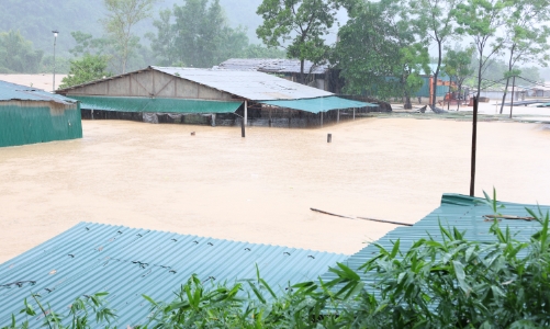 Miền Trung chìm trong biển nước sau bão Bualoi