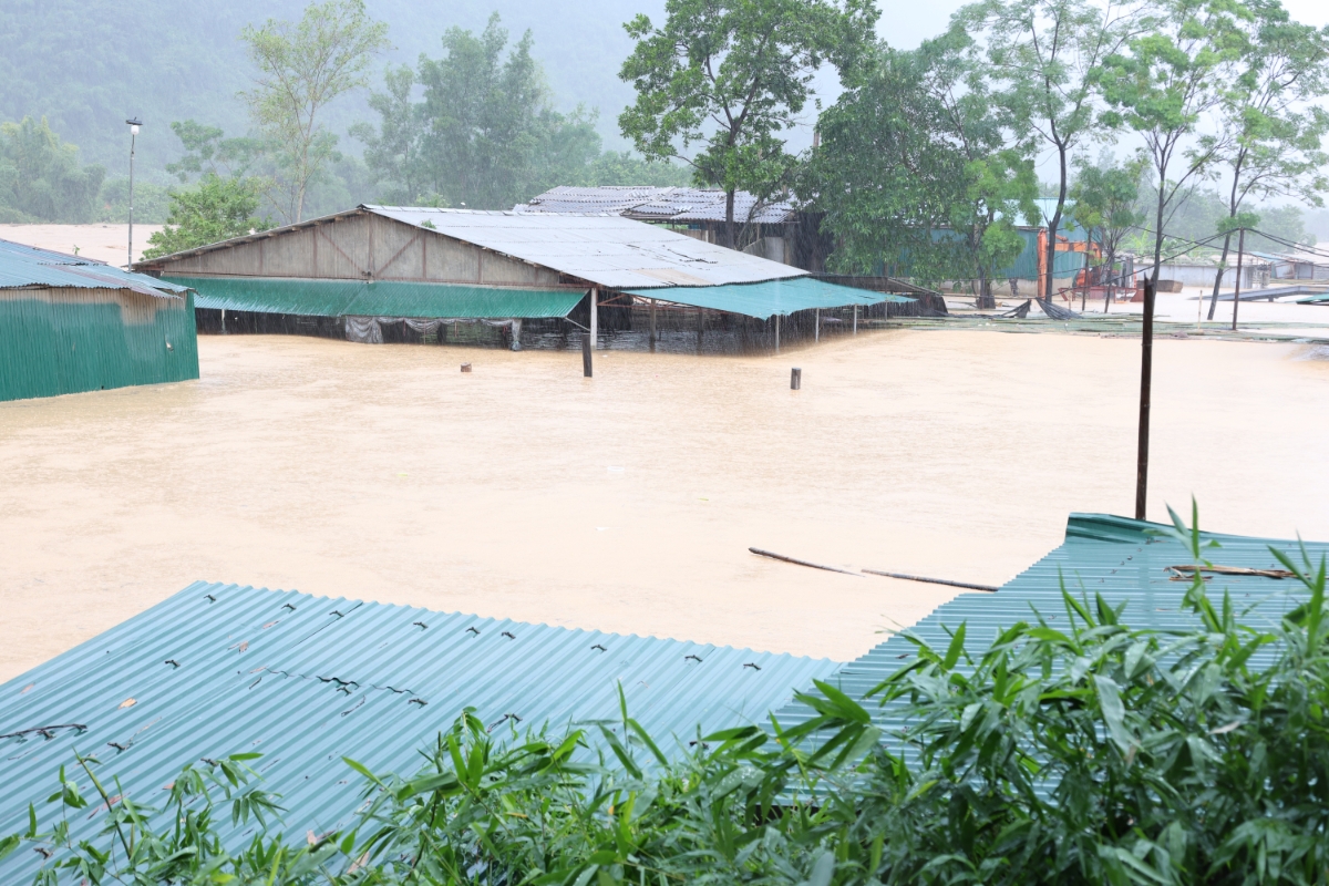 Mưa lớn nước dâng cao khiến nhiều nơi tại miền Trung ngập sâu nghiêm trọng