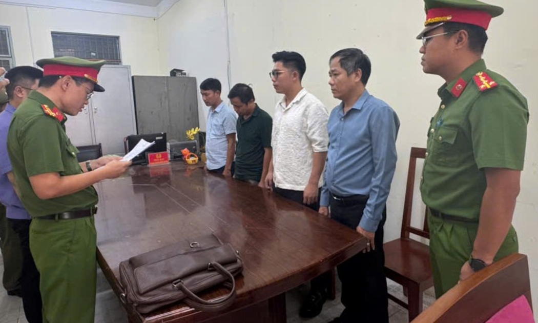 Cơ quan Cảnh sát điều tra (Phòng Cảnh sát kinh tế) tống đạt các quyết định đối với 4 bị can. Ảnh: Cổng thông tin điện tử Công an TP Đà Nẵng.
