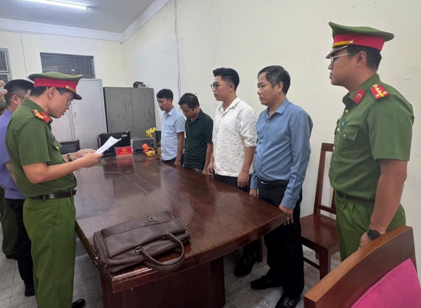 Cơ quan Cảnh sát điều tra (Phòng Cảnh sát kinh tế) tống đạt các quyết định đối với 4 bị can. Ảnh: Cổng thông tin điện tử Công an TP Đà Nẵng.