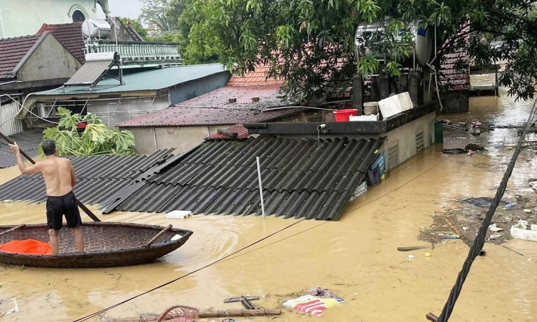 Nhiều nhà dân ở xã Quỳ Châu, Nghệ An nước dâng gần tới nóc